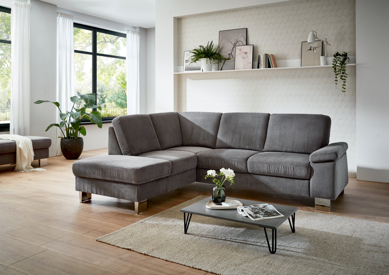 Grijze hoekbank in een moderne woonkamer, zijaanzicht