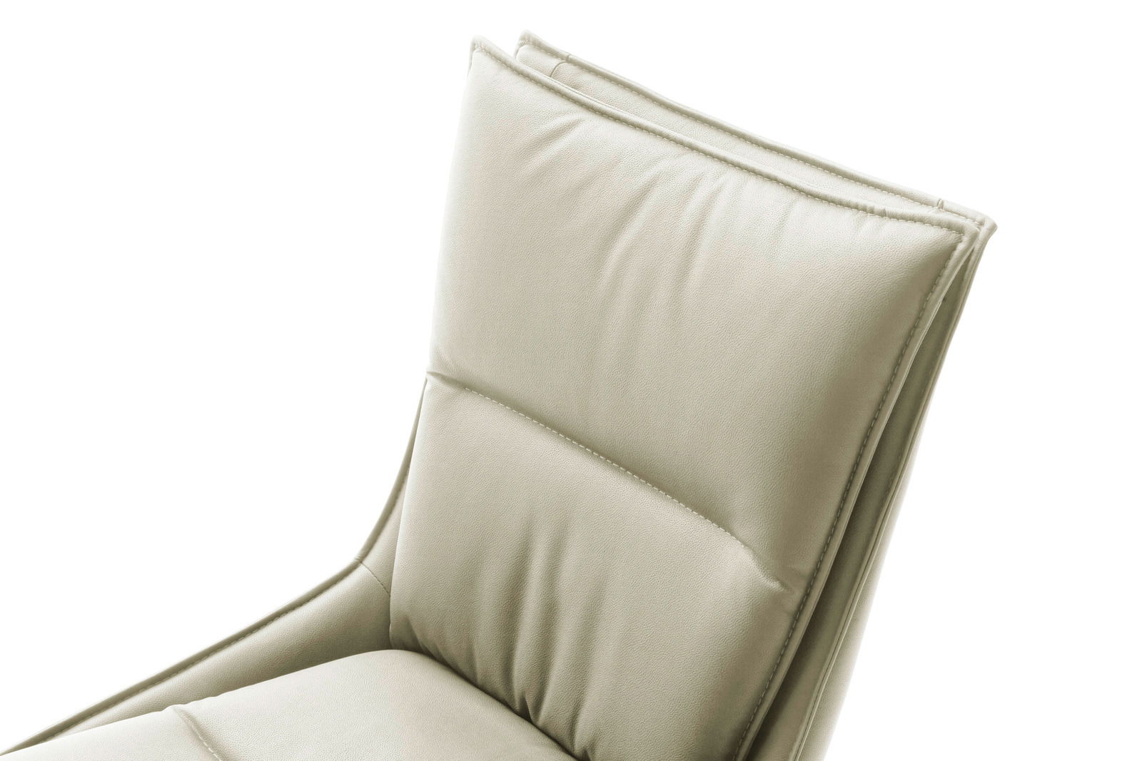 Nahaufnahme der Rückenlehne eines beigen Stuhls mit gepolstertem Design, seitliche Perspektive.