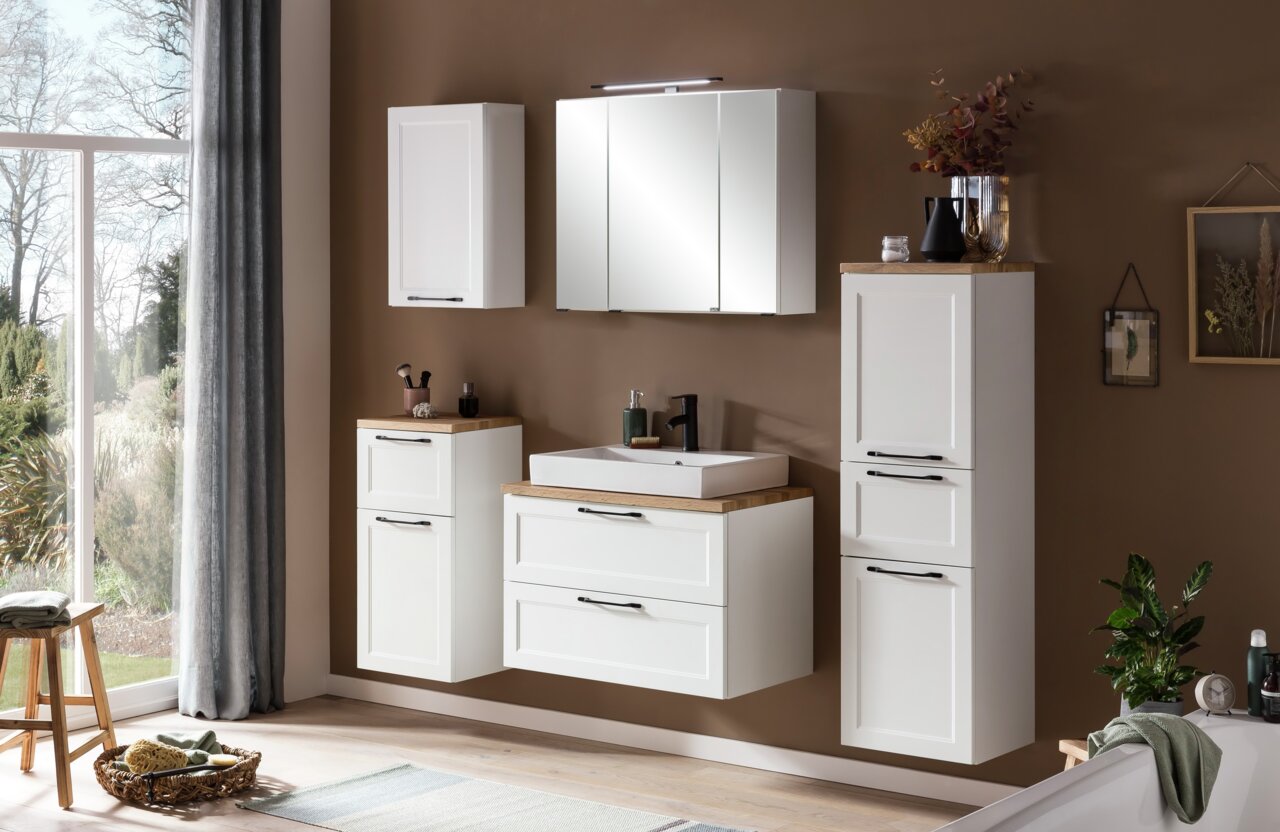 Modernes Waschtisch-Set in Weiß mit Holzdetails, bestehend aus einem Waschbecken mit Unterschrank, einem Spiegelschrank und zusätzlichen Hängeschränken, frontal betrachtet.