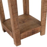 Nahaufnahme eines niedrigen Beistelltisches aus Holz mit rustikaler Oberfläche, von unten fotografiert.