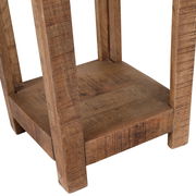 Nahaufnahme eines niedrigen Beistelltisches aus Holz mit rustikaler Oberfläche, von unten fotografiert.