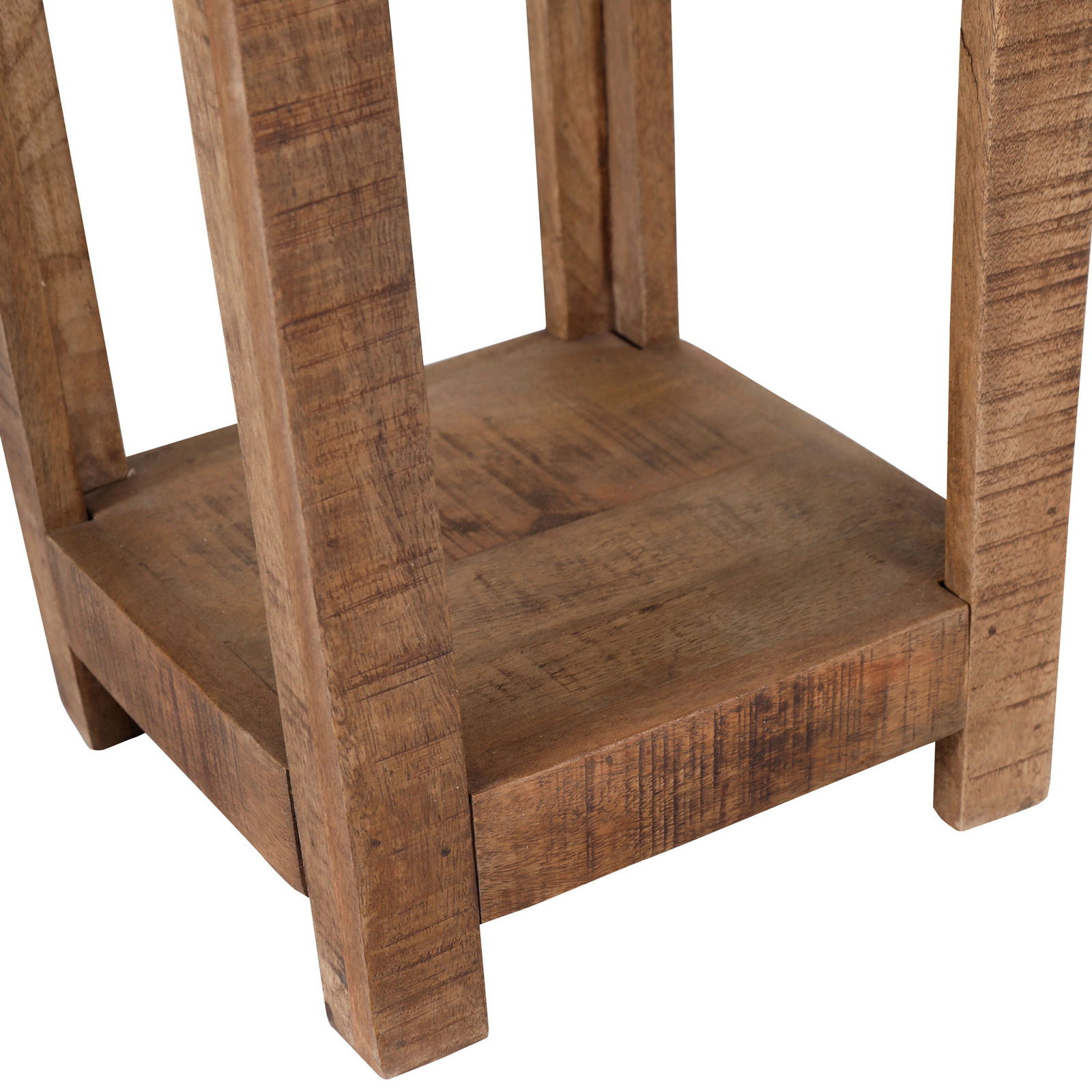 Nahaufnahme eines niedrigen Beistelltisches aus Holz mit rustikaler Oberfläche, von unten fotografiert.