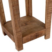 Nahaufnahme eines niedrigen Beistelltisches aus Holz mit rustikaler Oberfläche, von unten fotografiert.