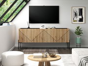 Modernes TV-Lowboard aus Holz mit geometrischem Design, frontal fotografiert in einem stilvollen Wohnzimmer mit Pflanzen und Dekoration.
