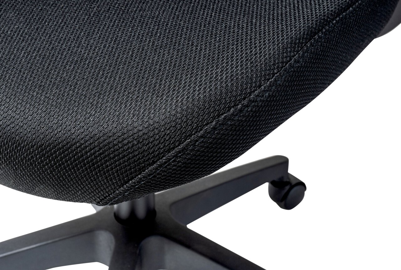 Close-up van een zwarte draaistoel met stoffen bekleding, gezien van bovenaf.
