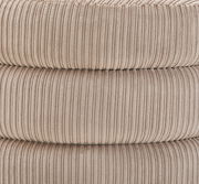 Nahaufnahme eines beige gestreiften Hockers aus Stoff, seitliche Perspektive