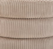 Nahaufnahme eines beige gestreiften Hockers aus Stoff, seitliche Perspektive