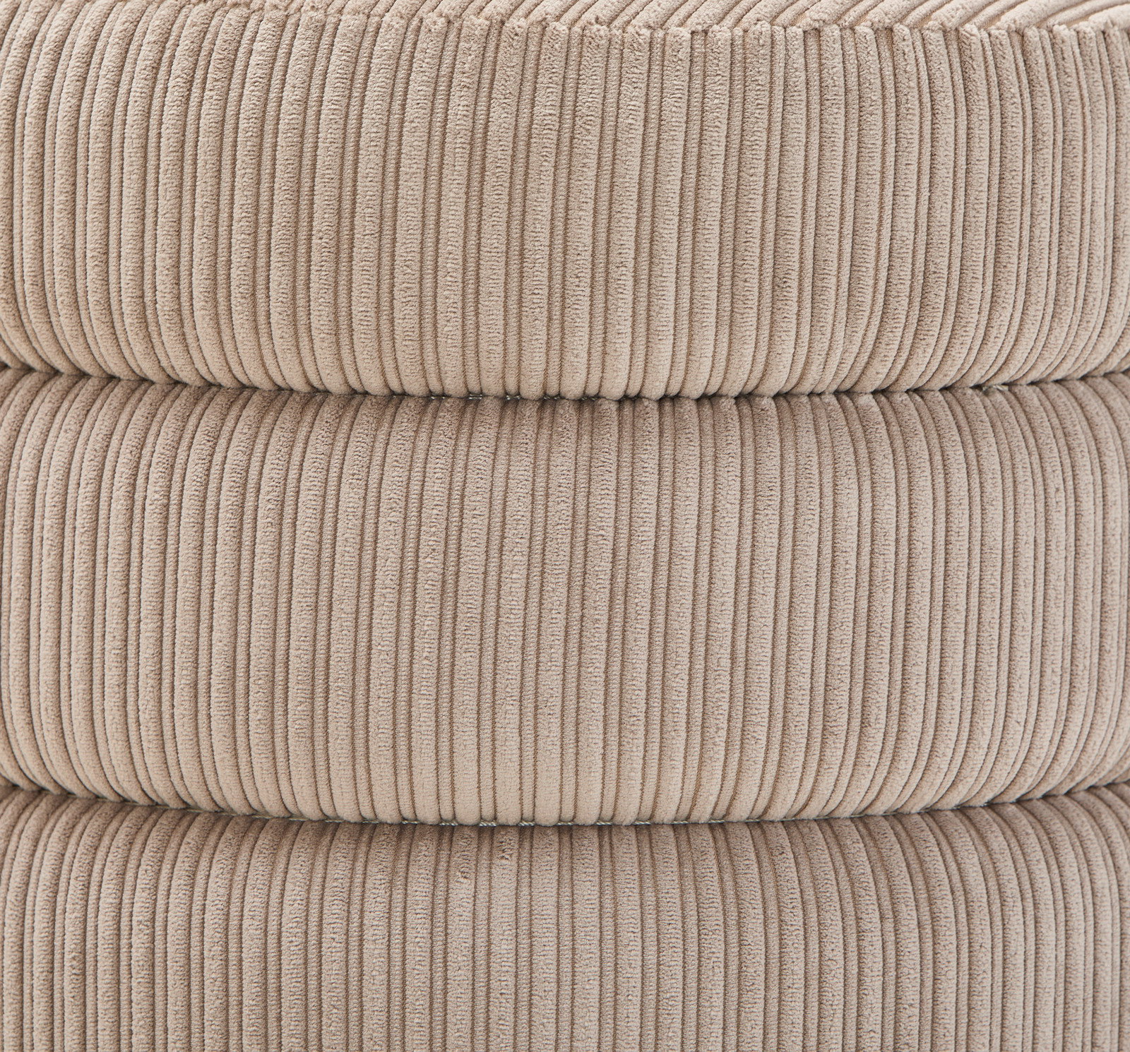 Nahaufnahme eines beige gestreiften Hockers aus Stoff, seitliche Perspektive