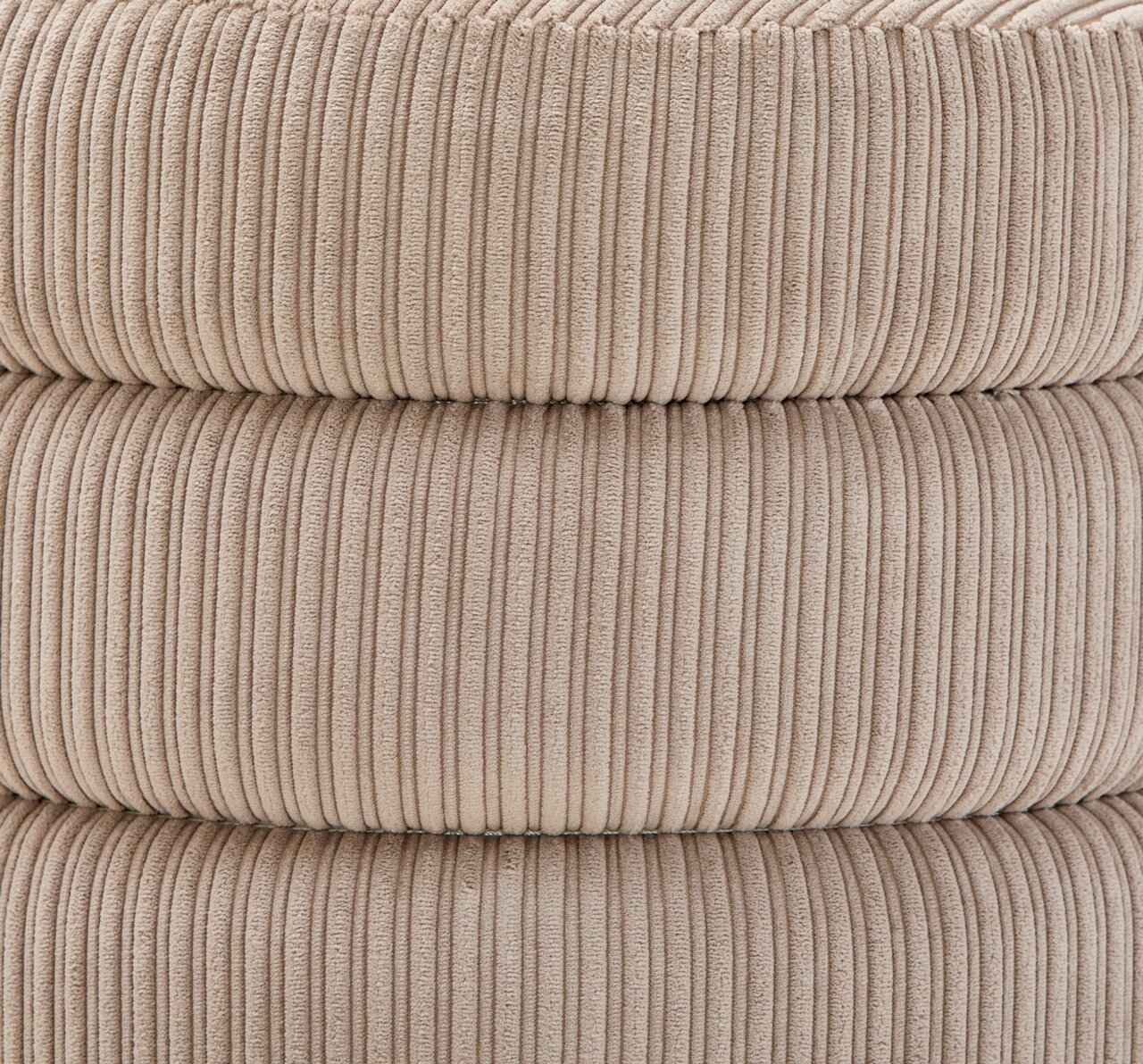 Nahaufnahme eines beige gestreiften Hockers aus Stoff, seitliche Perspektive
