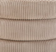 Nahaufnahme eines beige gestreiften Hockers aus Stoff, seitliche Perspektive