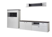 Moderne Wandkombination in Weiß mit schwarzer Marmoroptik, bestehend aus einem hohen Schrank, einem langen Sideboard und einem Wandregal. Perspektive: Frontalansicht.