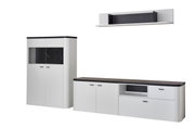 Moderne Wandkombination in Weiß mit schwarzer Marmoroptik, bestehend aus einem hohen Schrank, einem langen Sideboard und einem Wandregal. Perspektive: Frontalansicht.