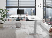 Moderner weißer E-Eckschreibtisch in einem hellen Büro mit Blick auf die Stadt, von vorne betrachtet.