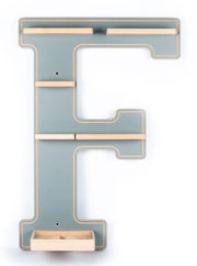 Blaue Wandgarderobe in Form des Buchstabens F mit hellen Holzleisten und kleiner Ablage, frontal von vorn fotografiert