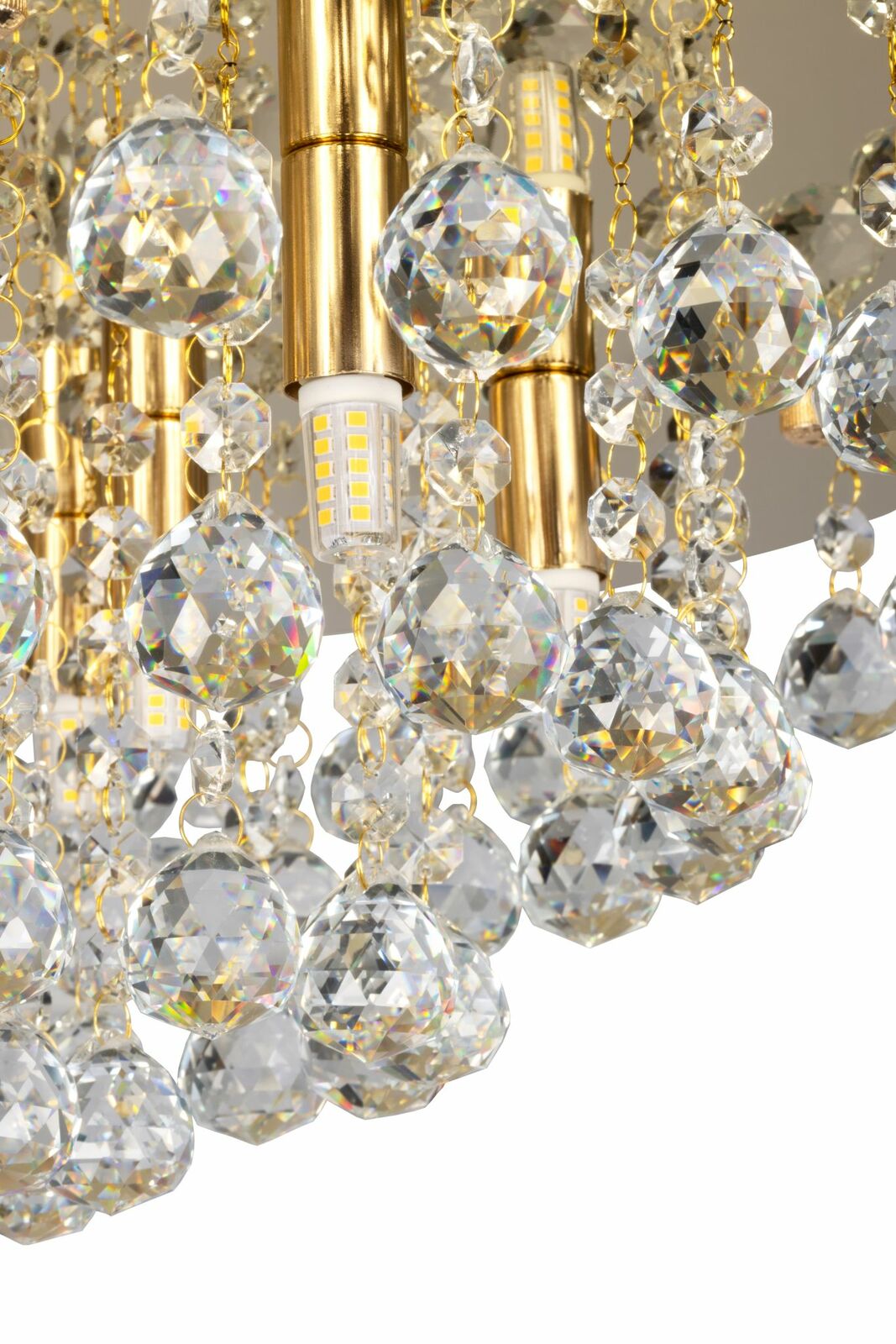 Nahaufnahme einer luxuriösen Deckenleuchte mit goldenen Elementen und funkelnden Kristallen, von unten betrachtet.