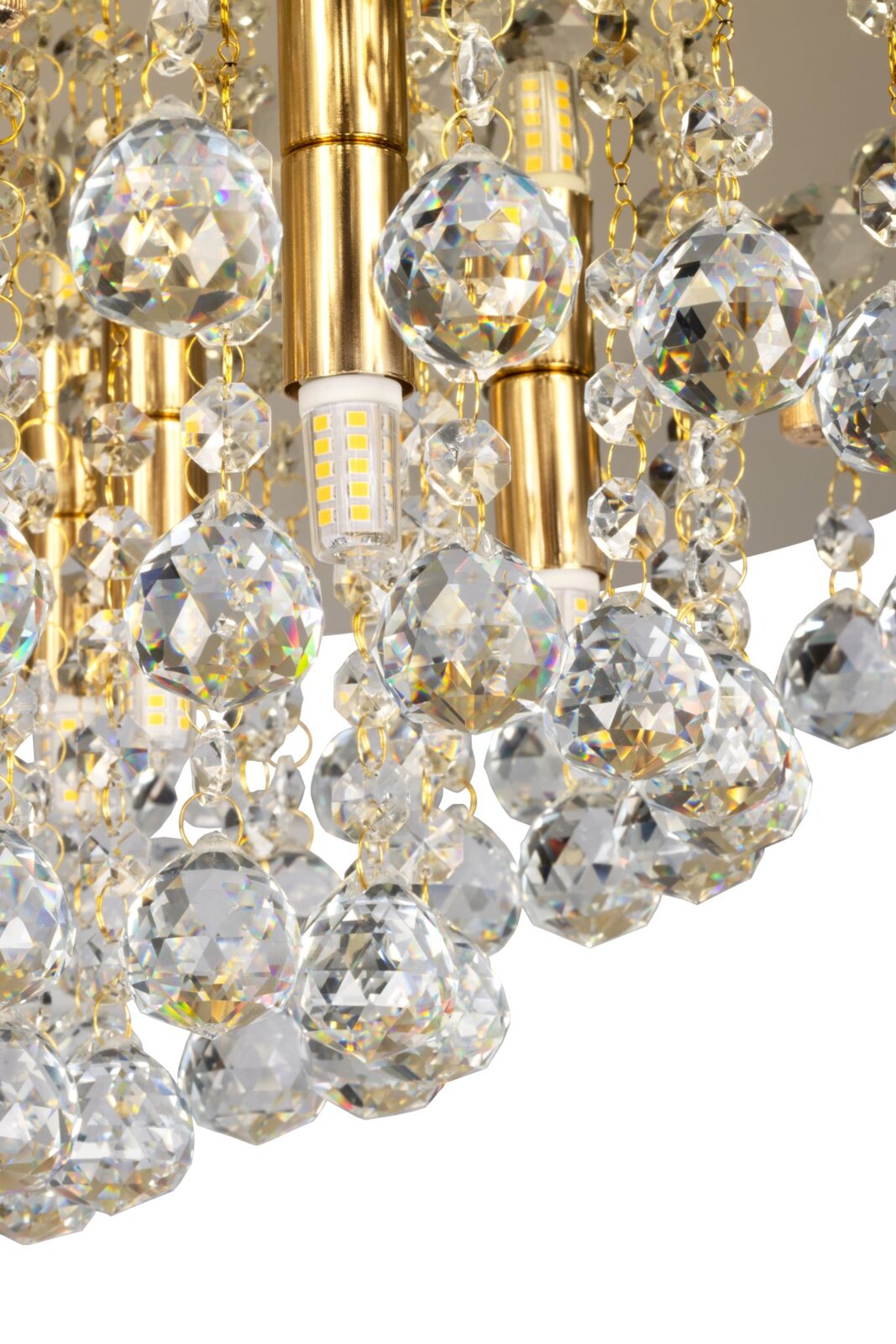 Close-up van een luxe plafondlamp met gouden elementen en schitterende kristallen, gezien van onderaf.