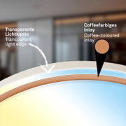 Detailaanzicht van bovenaf van een ronde spiegel met transparante lichtrand en koffiekleurige inleg