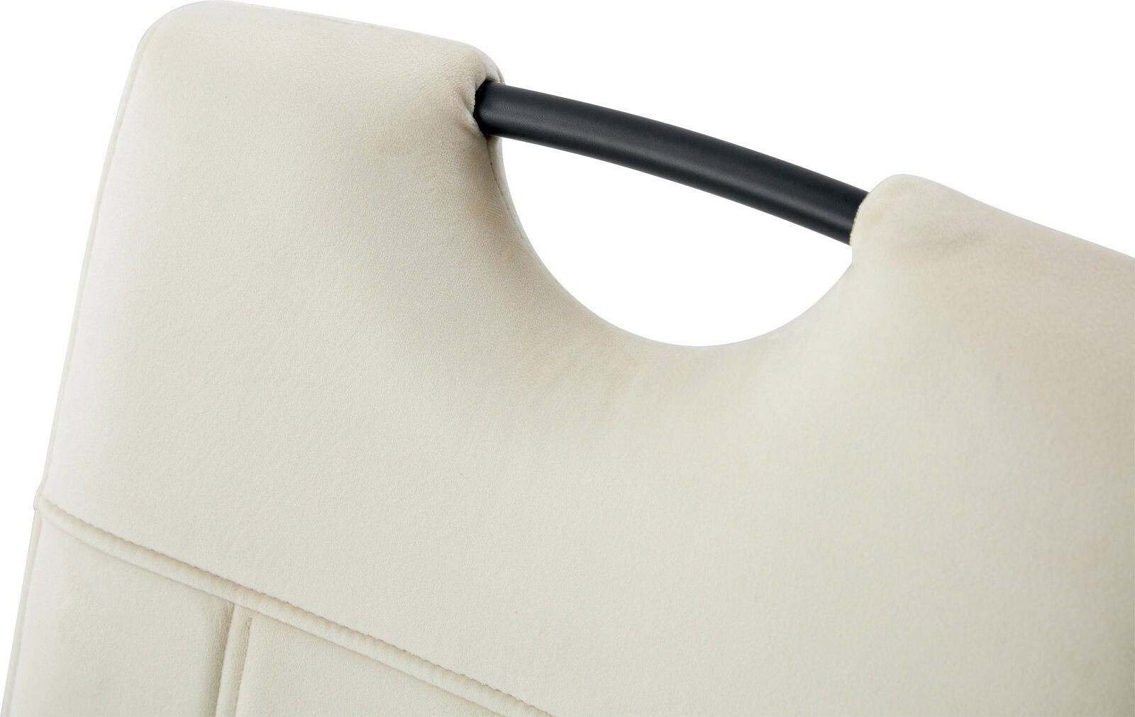 Nahaufnahme in schräger Vorderansicht: cremefarbene, gepolsterte Rückenlehne eines Stuhls mit schwarzem Metallbügel/Griff am oberen Rand