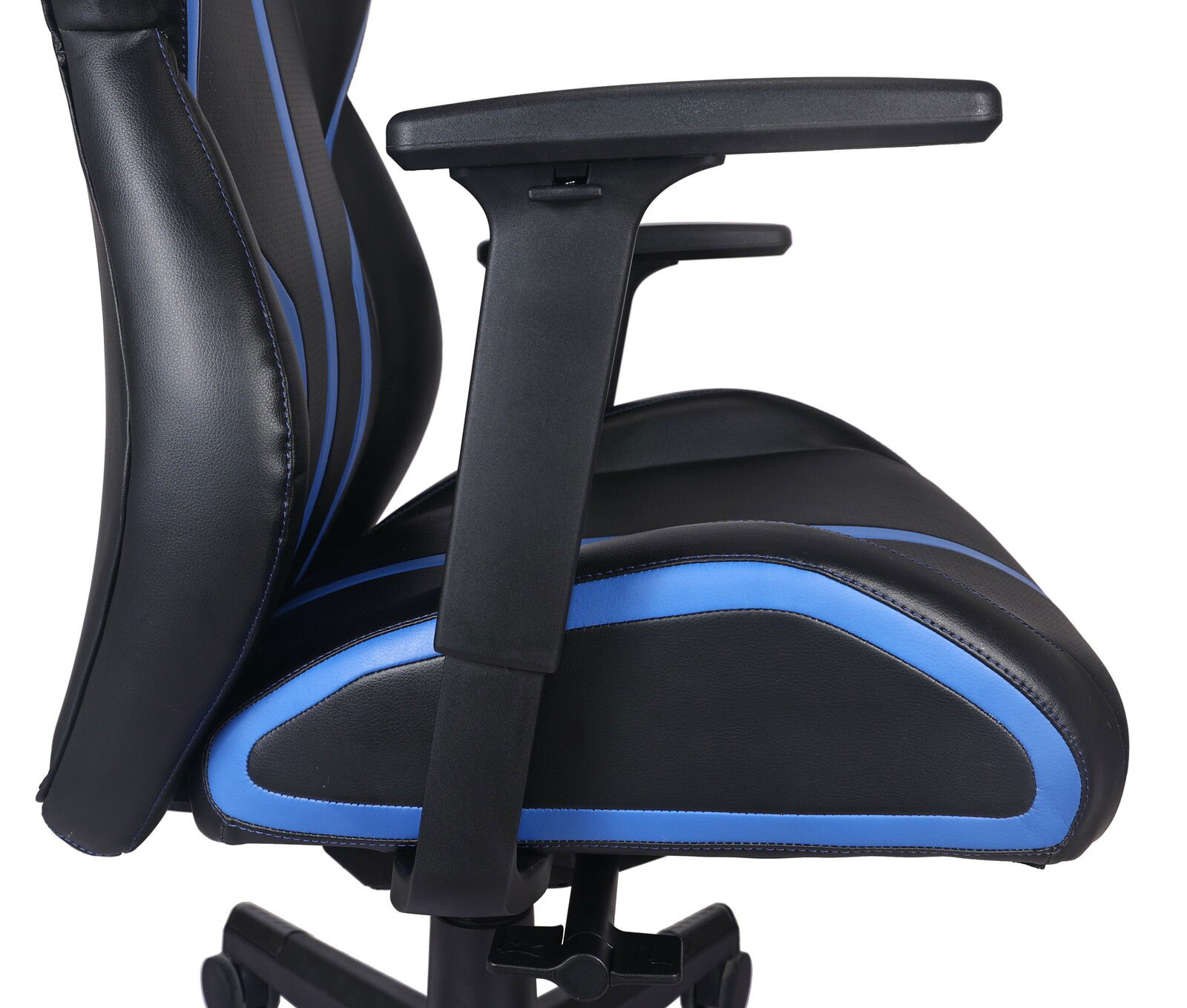 Seitliche Ansicht eines schwarz-blauen Gaming-Stuhls mit Armlehne.