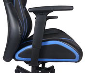 Seitliche Ansicht eines schwarz-blauen Gaming-Stuhls mit Armlehne.