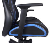 Seitliche Ansicht eines schwarz-blauen Gaming-Stuhls mit Armlehne.