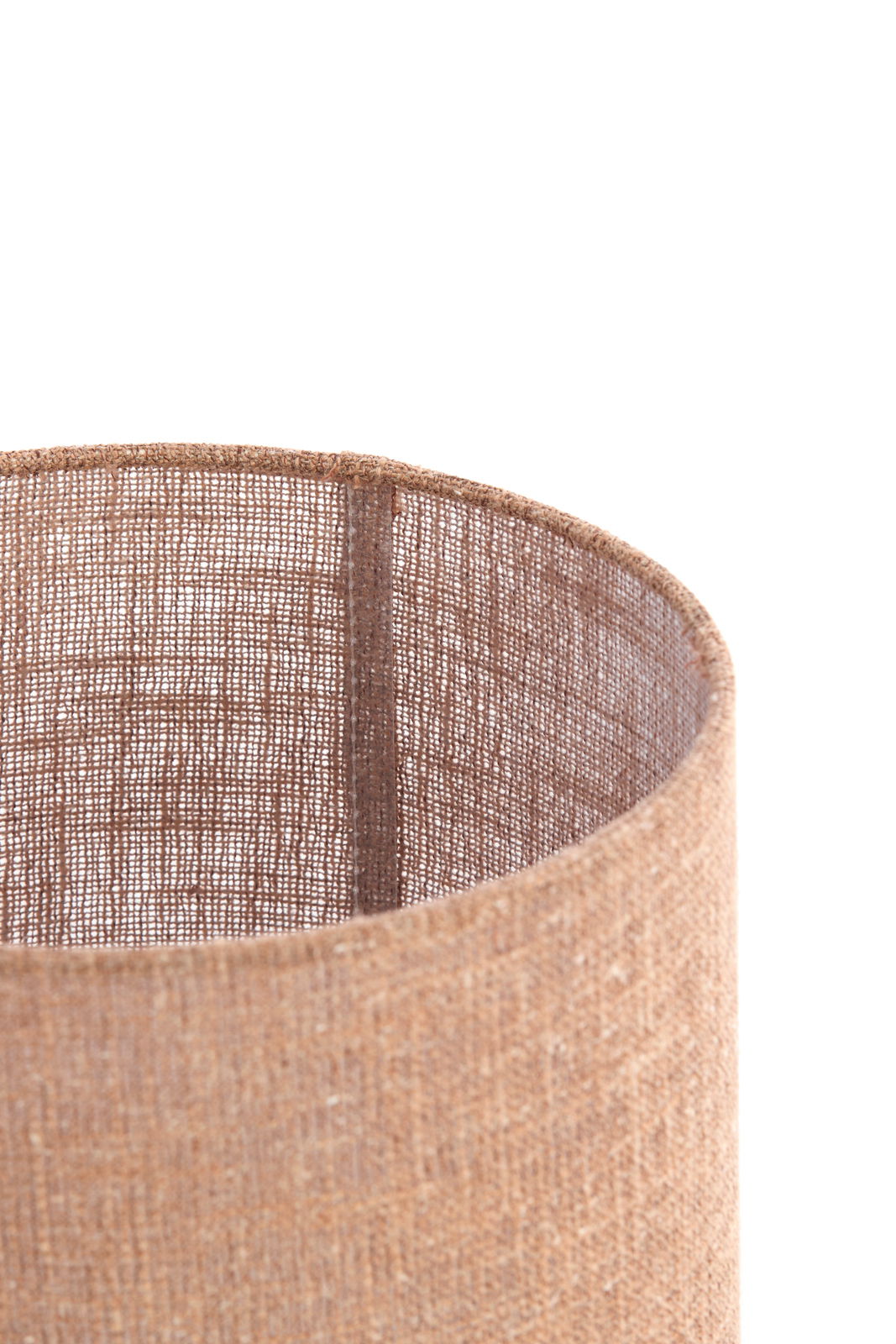 Nahaufnahme eines zylindrischen, braunen Lampenschirms aus grobem Stoff, von oben betrachtet.