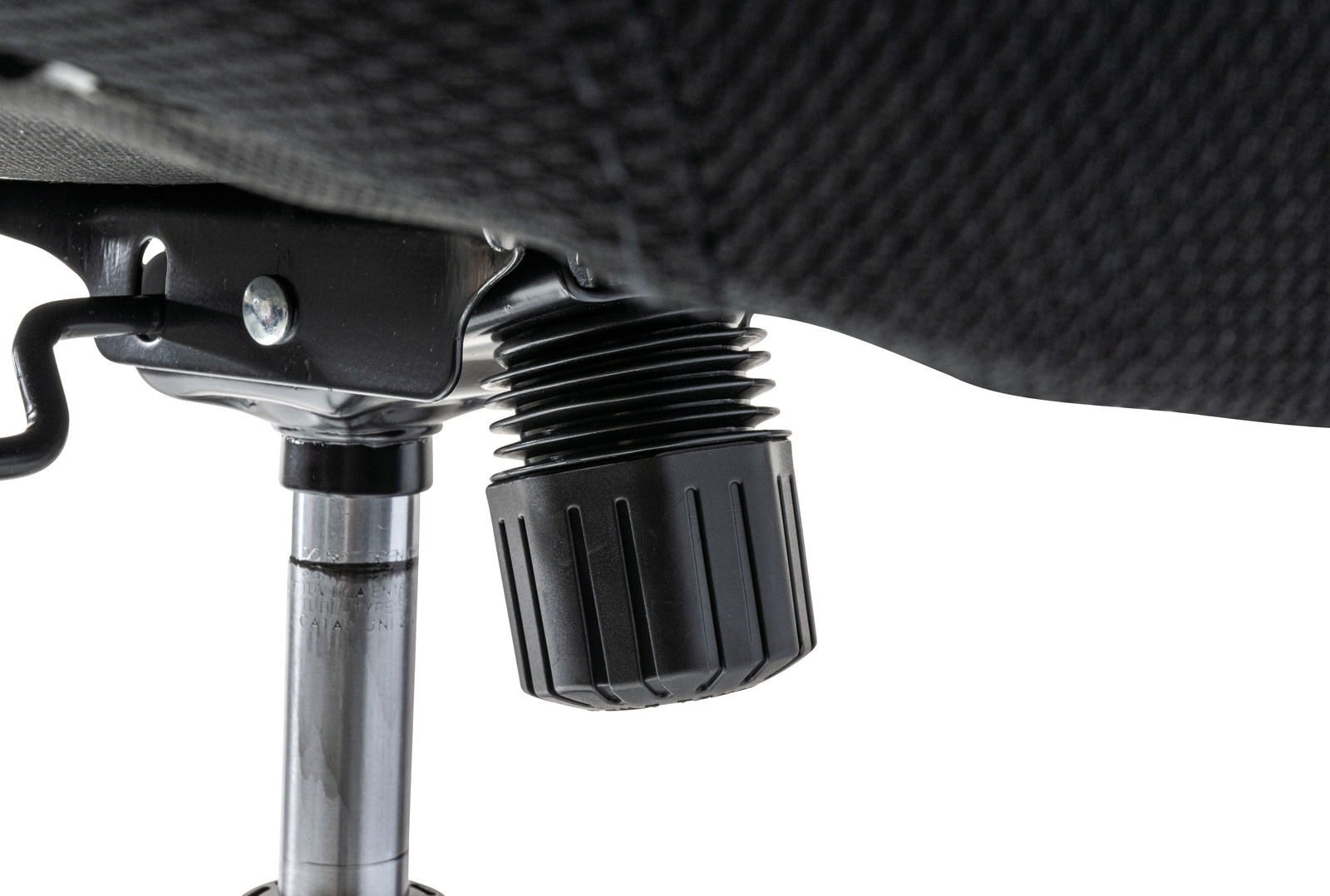 Nahaufnahme der Unterseite eines Drehstuhls mit Fokus auf die Höhenverstellung.