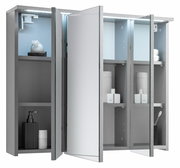 Moderner Spiegelschrank mit geöffneten Türen, Innenbeleuchtung und mehreren Ablagefächern, perspektivische Ansicht von vorne.