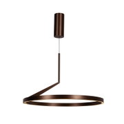 Moderne LED-Pendelleuchte in Bronzeoptik mit ringförmigem Leuchtenkörper und warmweißem Licht, Studioaufnahme vor weißem Hintergrund, Frontalansicht von schräg unten
