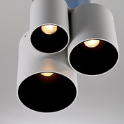 Dreifache LED-Deckenleuchte in zylindrischer Form, von oben betrachtet, mit warmem Lichtschein.