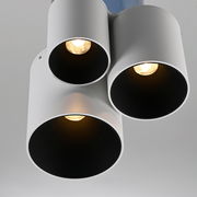 Dreifache LED-Deckenleuchte in zylindrischer Form, von oben betrachtet, mit warmem Lichtschein.