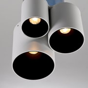 Dreifache LED-Deckenleuchte in zylindrischer Form, von oben betrachtet, mit warmem Lichtschein.