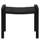 Schwarzer Hocker mit geflochtener Sitzfläche, frontal betrachtet.