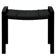 Schwarzer Hocker mit geflochtener Sitzfläche, frontal betrachtet.