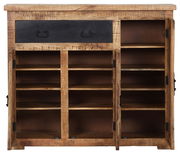 Rustikaler Schuhschrank aus Holz mit mehreren offenen Fächern und einer Schublade, Frontalansicht.