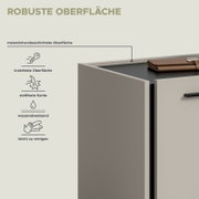 Schrägansicht von oben auf eine moderne Kommode/Schrank mit robuster, melaminharzbeschichteter Oberfläche; Icons zeigen kratzfest, stoßfeste Kante, wasserabweisend und leicht zu reinigen, oben liegt eine braune Geldbörse.