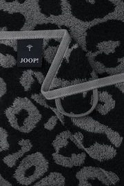 Nahaufnahme eines Handtuchs mit grauem und schwarzem Leopardenmuster und einem JOOP!-Label.