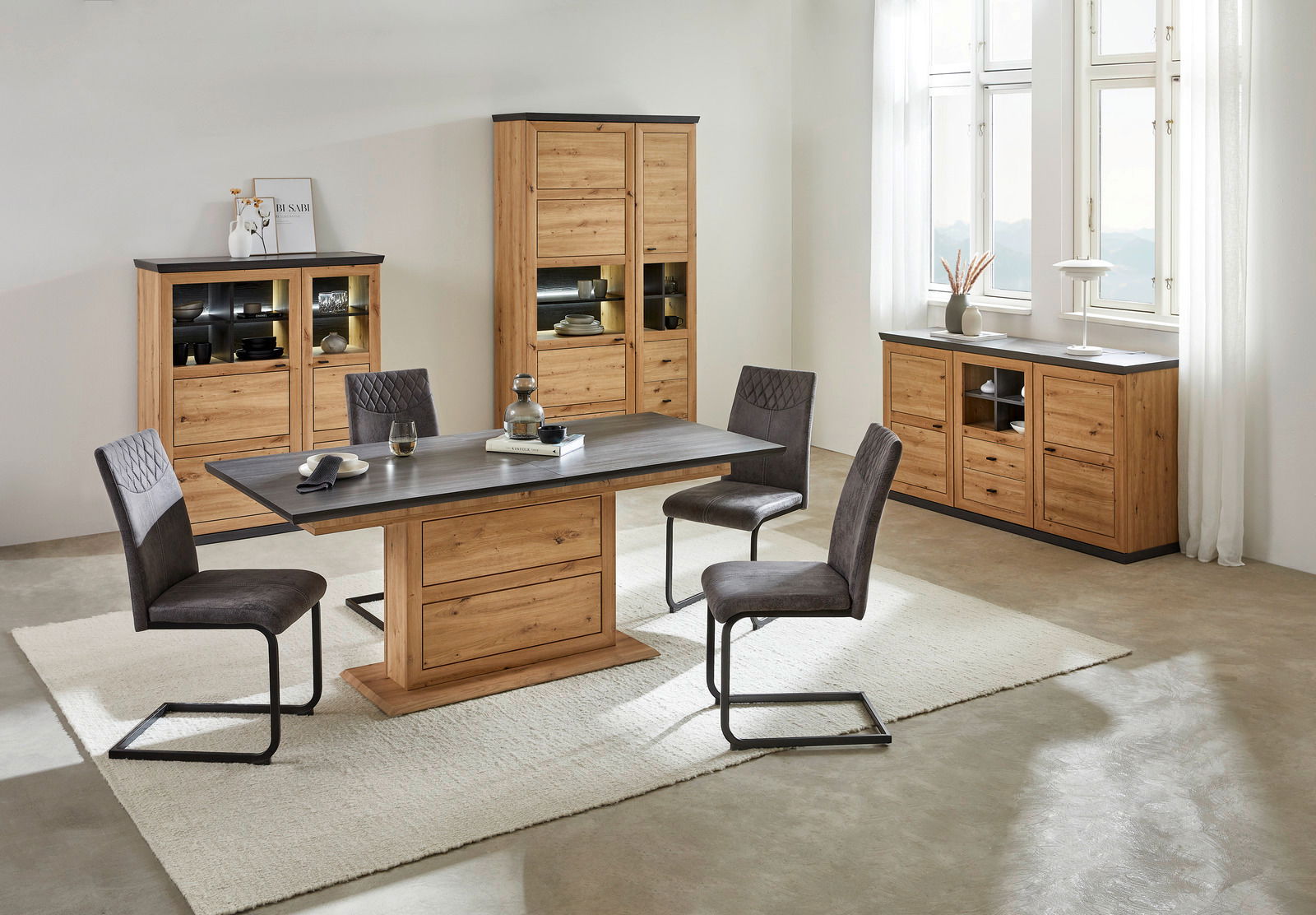 Moderner Funktions-Esstisch aus Holz mit dunkler Tischplatte, umgeben von vier gepolsterten Stühlen in einem hellen Raum mit großen Fenstern, aus der Perspektive des Betrachters leicht von oben.