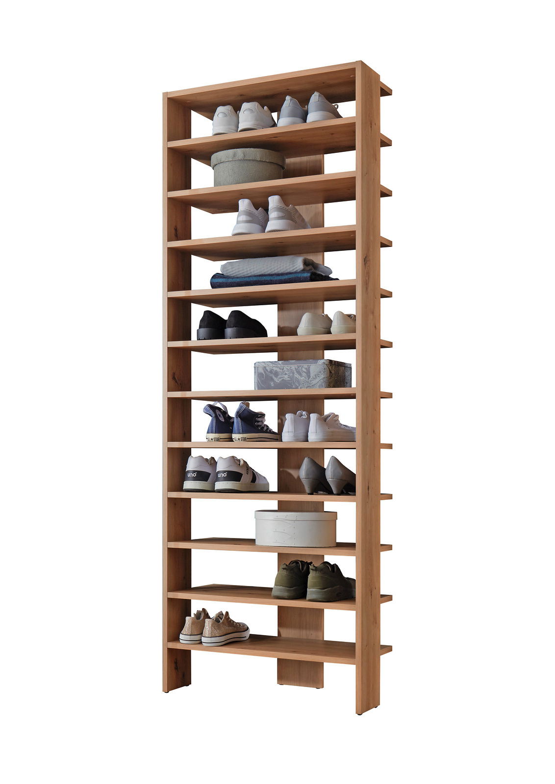 Holz-Schuhregal mit mehreren Ebenen, gefüllt mit verschiedenen Schuhen und Boxen, seitliche Perspektive