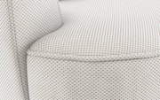 Nahaufnahme einer gepolsterten Ecke eines Sofas mit strukturiertem Stoff in heller Farbe, seitliche Perspektive.