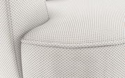 Nahaufnahme einer gepolsterten Ecke eines Sofas mit strukturiertem Stoff in heller Farbe, seitliche Perspektive.