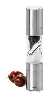 Doppelmühle DUOMILL PURE aus Edelstahl und Acryl, gefüllt mit Pfeffer und Salz, seitliche Ansicht mit zwei Tomaten im Hintergrund