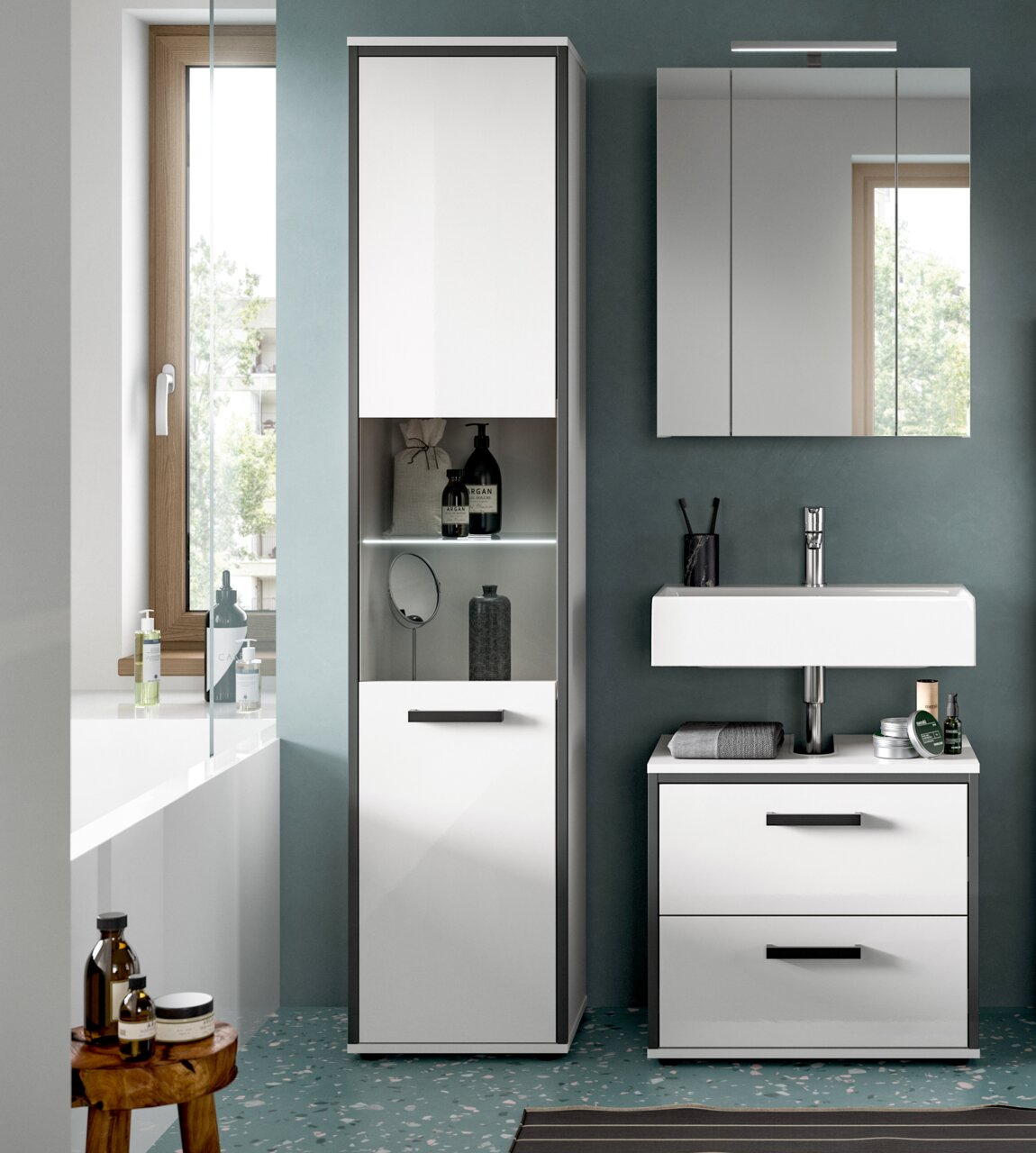 Modernes Badezimmer-Set mit weißem Waschtischunterschrank und hohem Hochschrank mit Glasfach und LED-Beleuchtung, dazu Spiegelschrank über dem Waschbecken; Frontansicht auf Augenhöhe.