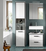 Modernes Badezimmer-Set mit weißem Waschtischunterschrank und hohem Hochschrank mit Glasfach und LED-Beleuchtung, dazu Spiegelschrank über dem Waschbecken; Frontansicht auf Augenhöhe.