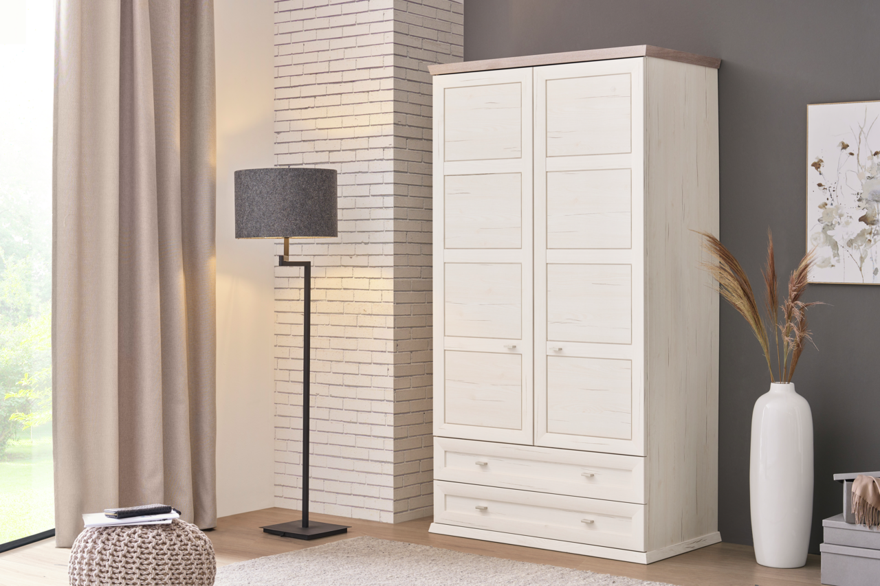 XL-Garderobenschrank in heller Holzoptik, frontal fotografiert, in modernem Wohnzimmer mit Stehlampe und Dekoration.