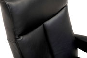 Nahaufnahme eines schwarzen Relaxsessels aus Leder, Ansicht von der Seite.