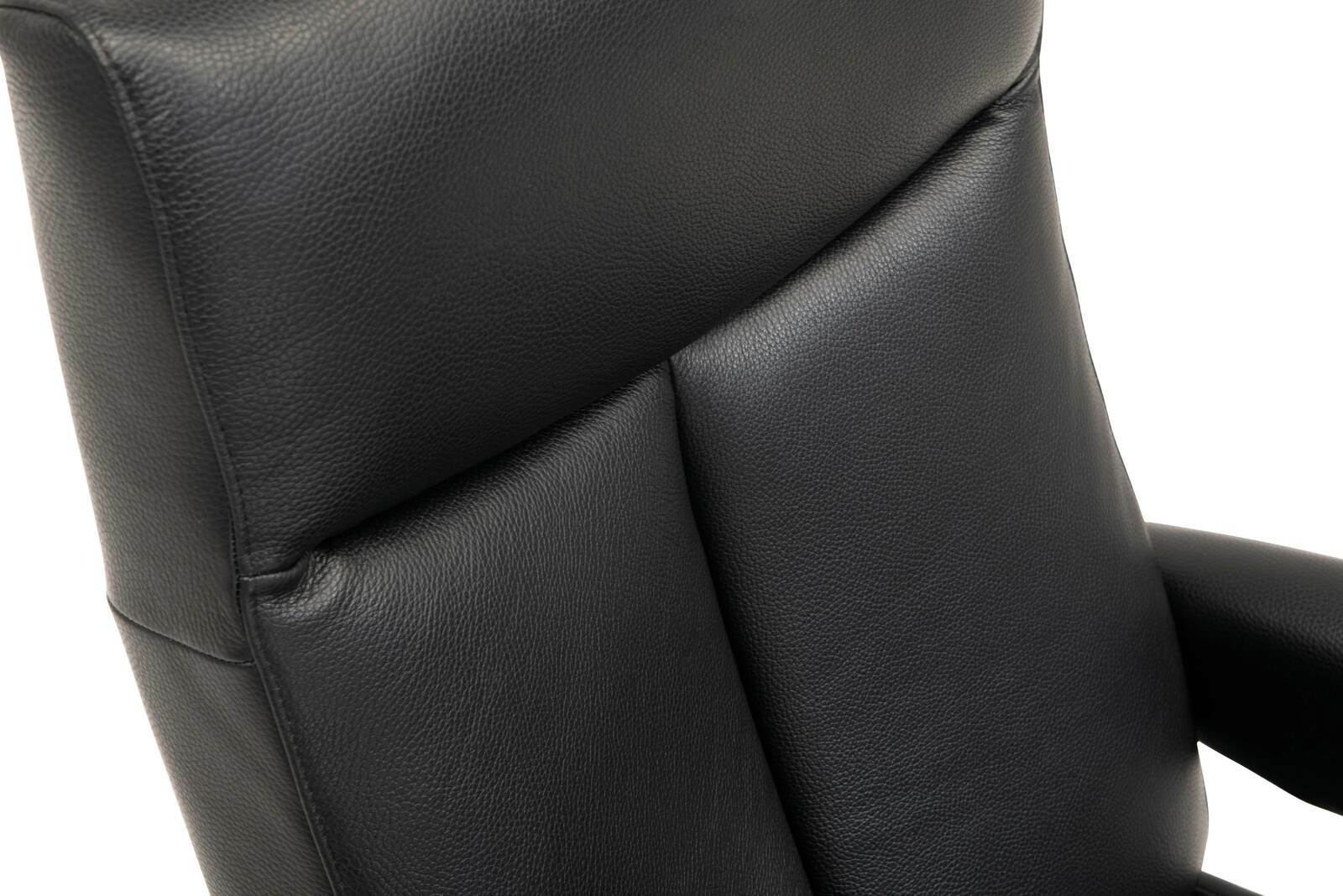 Nahaufnahme eines schwarzen Relaxsessels aus Leder, Ansicht von der Seite.