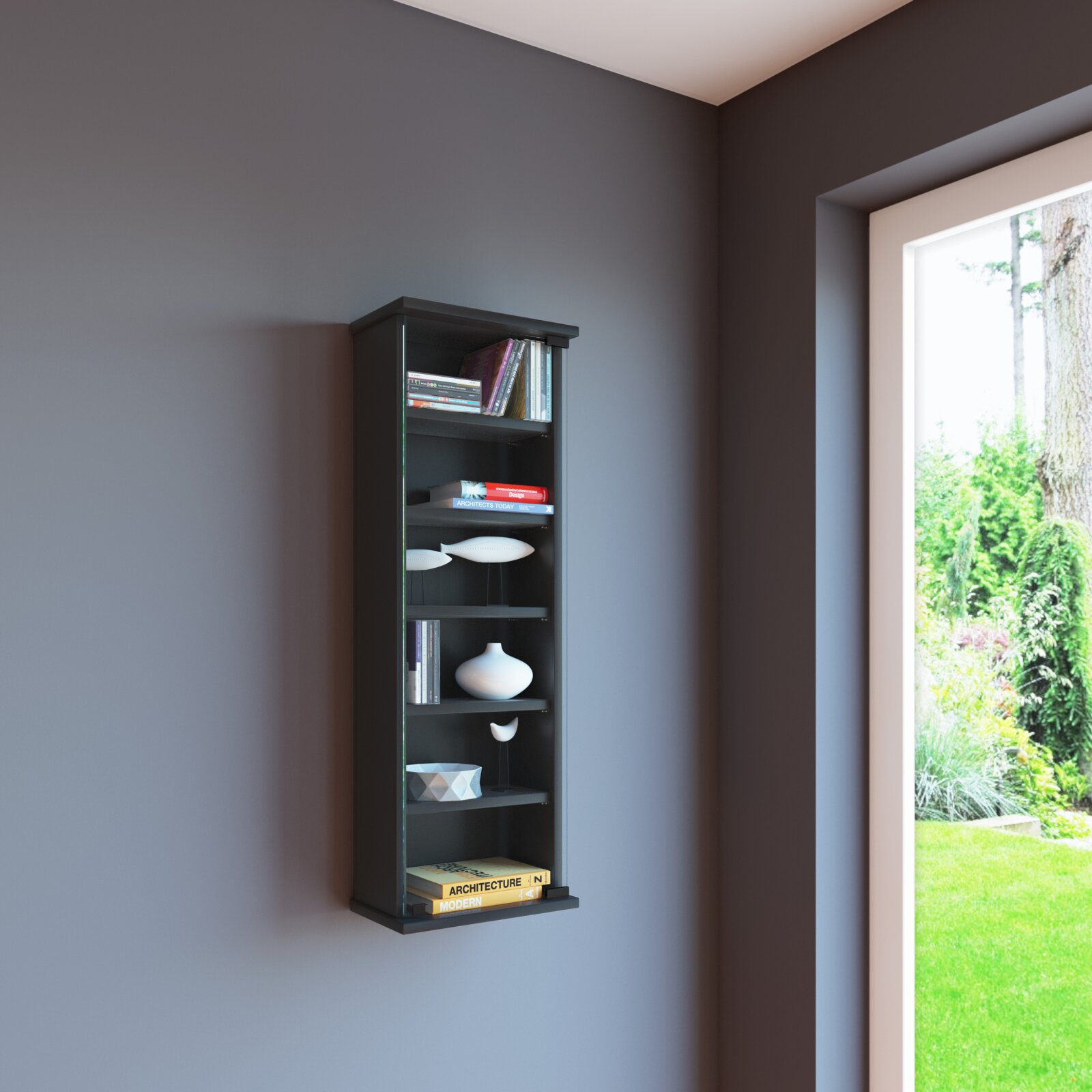 VCM CD/DVD Wandregal LOPOSA Schmales, wandmontiertes schwarzes Hängeregal mit Glasfront und mehreren Ablagefächern, dekoriert mit Büchern und Vasen, in moderner Raumecke neben großem Fenster, perspektivische Ansicht leicht von links vorn.