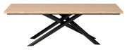 Moderne eettafel met een lichtgekleurd houten blad en een zwart, gekruist metalen onderstel, gezien vanaf de zijkant.