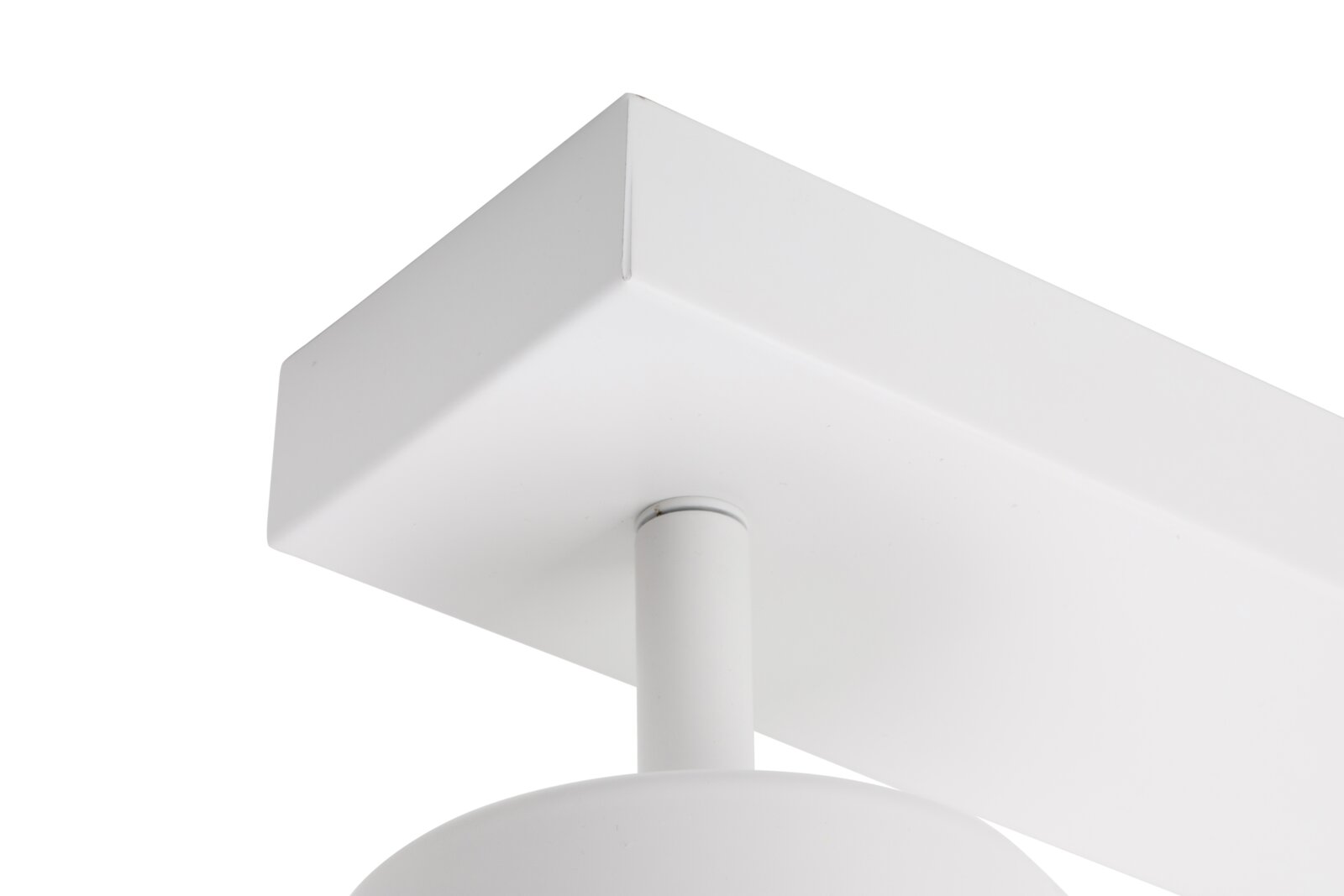 Close-up van een witte led-spot, van onderaf gezien, met een rechthoekige plafondbevestiging.